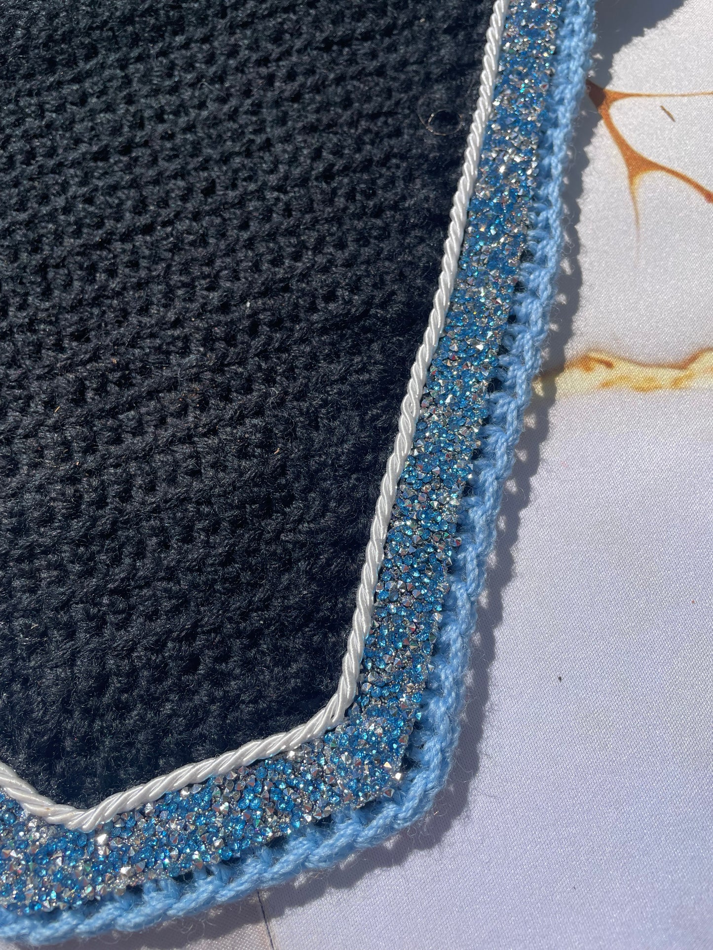 Lucky blue, Black bonnet