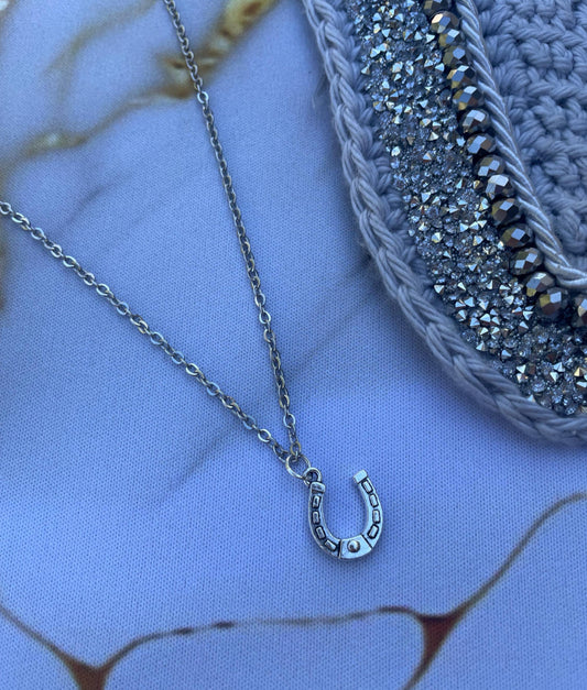 Lucky horse shoe necklace silver